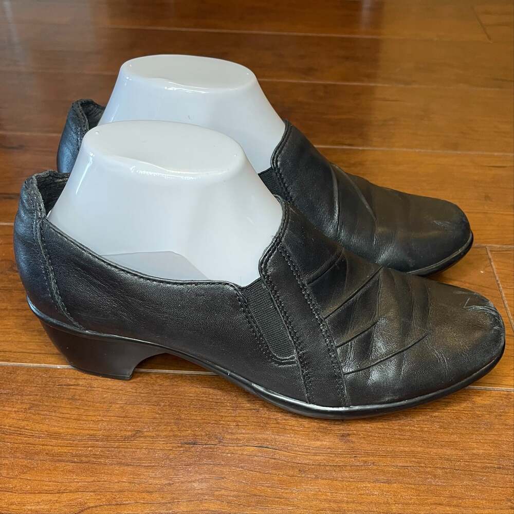 Clarks Womens 8M Black Leather Slip On Loafers Comfort Low Heel Work Shoes